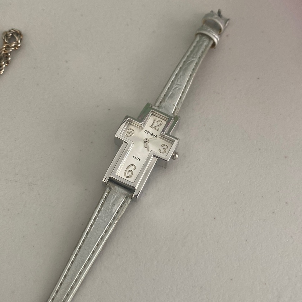 Geneva cross watch in good condition